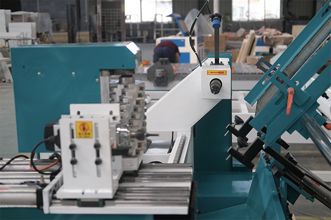 Auto feeding wood lathe machine