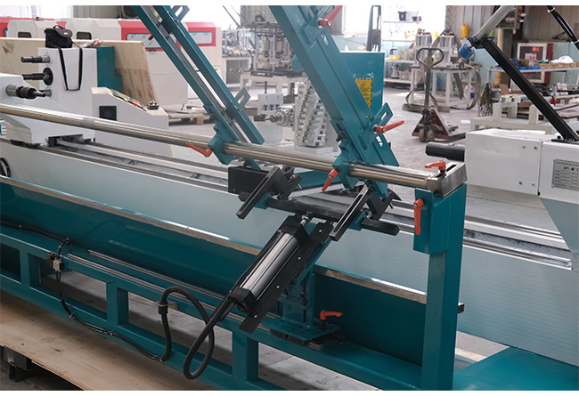 Auto feeding air cylinder